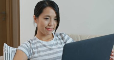 Evde online çalışma için dizüstü kadın kullanımı