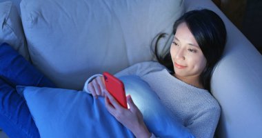 Cep telefonu online kullanımı kadın