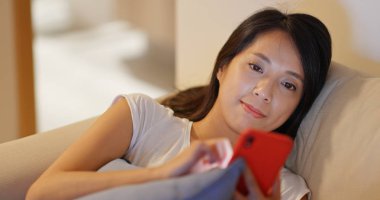 Cep telefonu kadın kullanımı ve geceleri kanepede yatıyor