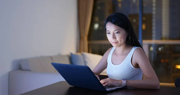 Kobieta Studiować Laptopie Domu Wieczorem — Zdjęcie stockowe