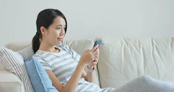 Woman Use Cellphone Online Home — Stock Photo, Image