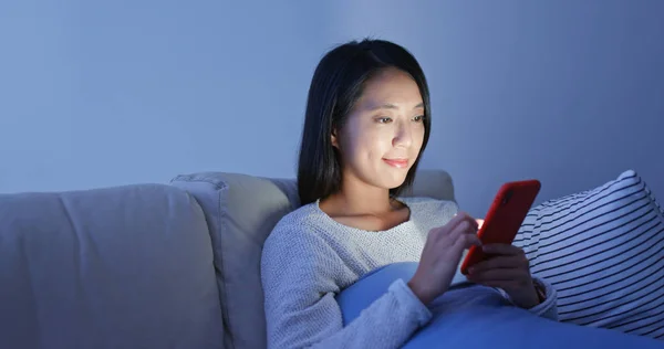 Mujer Acostada Sofá Uso Teléfono Inteligente Casa —  Fotos de Stock