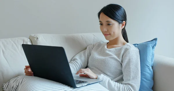 Mujer Trabaja Ordenador Portátil Casa — Foto de Stock