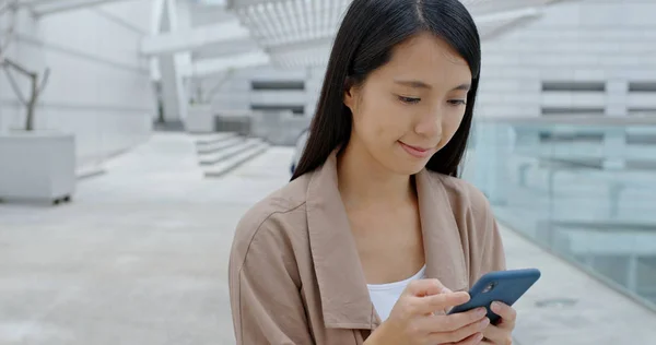 Молодая Женщина Использует Мобильный Телефон Городе — стоковое фото