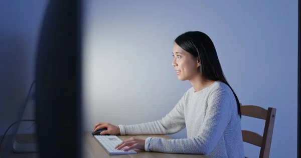 Kobieta Pracuje Komputerze Domu — Zdjęcie stockowe