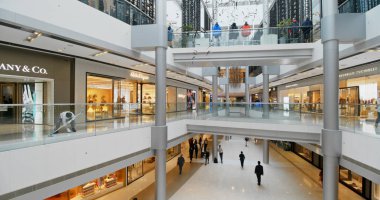 Central, Hong Kong - 28 Mart 2019: Alışveriş merkezinin içi