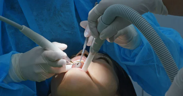 Klinikte Diş Kontrol Altında Kadın — Stok fotoğraf