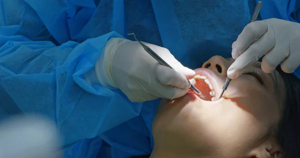 Donna Sotto Controllo Dentale Clinica — Foto Stock