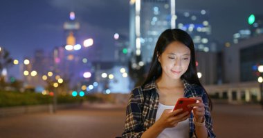 Akıllı telefon şehir gece kadın kullanımı