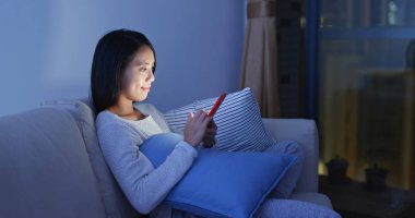 Kadın geceleri cep telefonundan sms göndermek