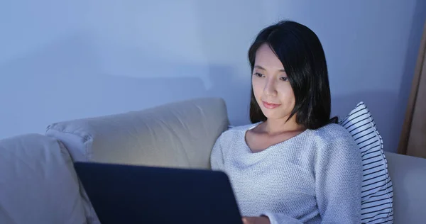 Vrouw Werken Laptop Computer Avond — Stockfoto