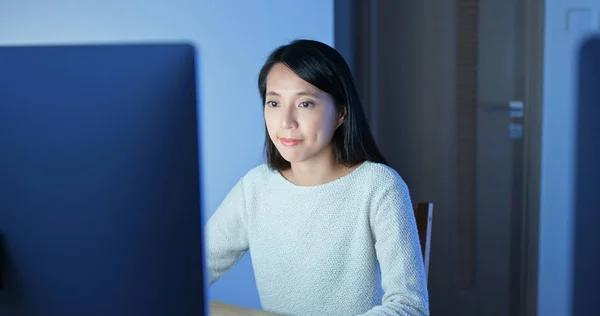 Mujer Trabaja Computadora Por Noche —  Fotos de Stock