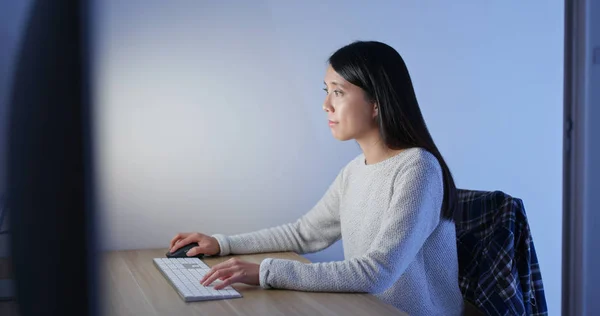Kobieta Pracuje Komputerze Domu Wieczorem — Zdjęcie stockowe