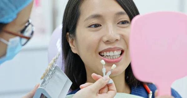 Kadın Diş Beyazlatma Için Dental Kliniğe Gitmek — Stok fotoğraf