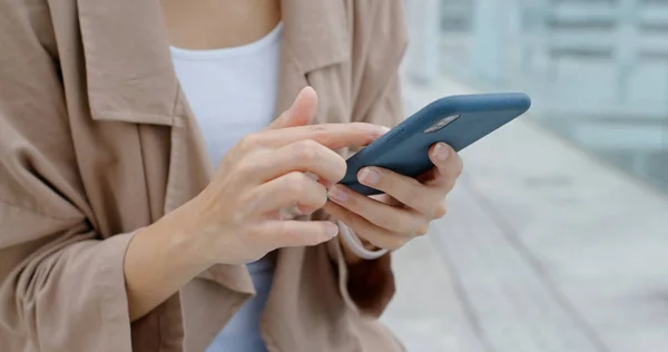 Detailní záběr ženy používání mobilního telefonu — Stock fotografie