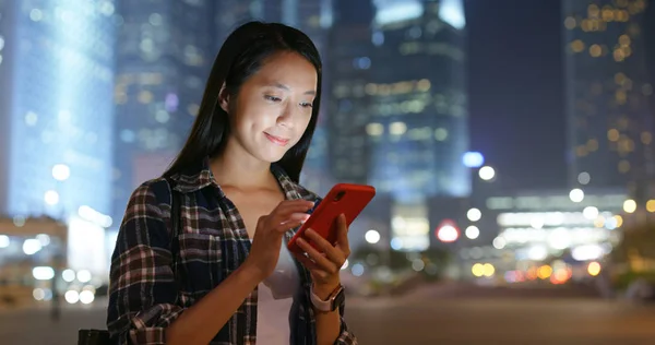 Mujer Uso Teléfono Móvil Noche Ciudad — Foto de Stock