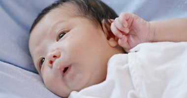 Bebek yatakta yakın çekim ağlamak