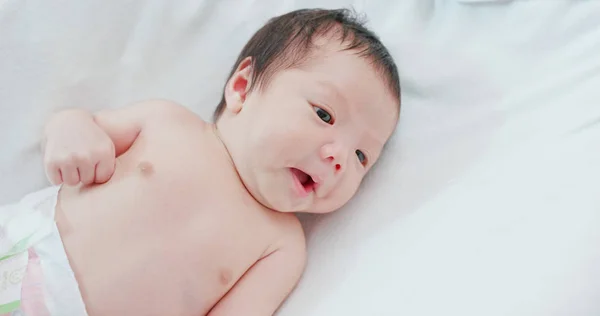 ベッドの上の新しい生まれた赤ちゃん — ストック写真