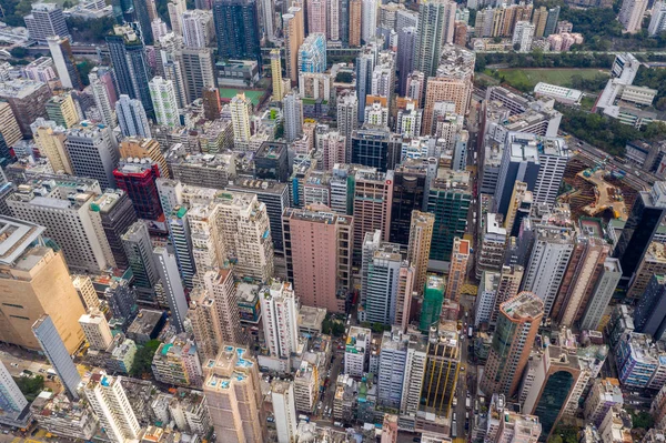 Mong kok, hong kong 21. März 2019: Drohne fliegt über hong kong nach unten — Stockfoto