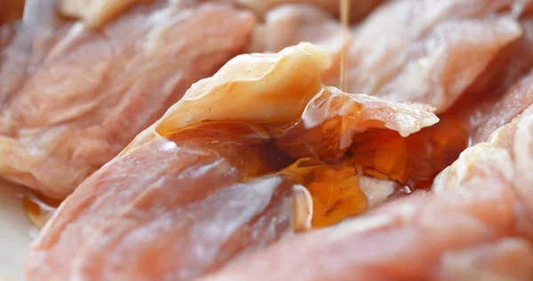Dodaj olej do marynaty filet z kurczaka — Zdjęcie stockowe