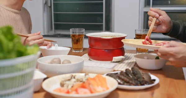 Famiglia gustare la cena con pentola calda a casa — Foto Stock