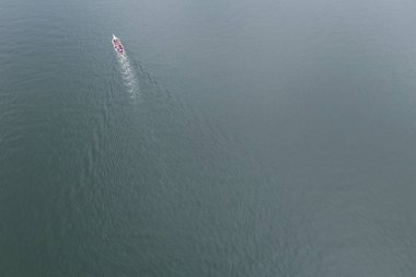 Ejderha tekne ile deniz yukarıdan aşağıya görünümü