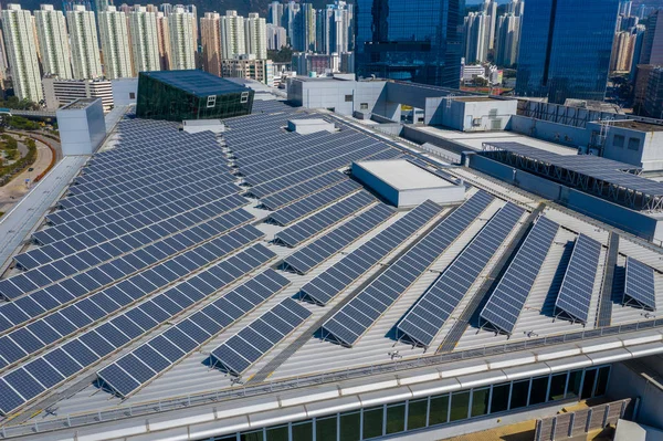 Solární panel na střeše střechy — Stock fotografie