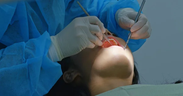 Mulher Sob Exame Dentário Clínica — Fotografia de Stock