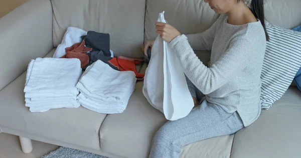 Kobieta Złożyć Białe Ręczniki Domu — Zdjęcie stockowe