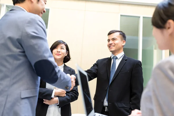 Grupo Empresarios Que Tienen Mano Temblando Juntos — Foto de Stock