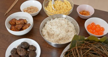 Yapışkan pirinç köftesi yapmak için yemek hazırlayın.