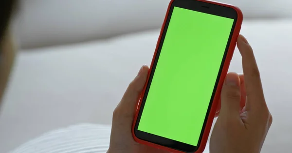 Kobieta trzymać z zielonym ekranie telefonu komórkowego w domu — Zdjęcie stockowe