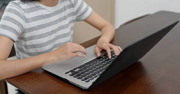Travail de femme sur ordinateur à la maison — Photo