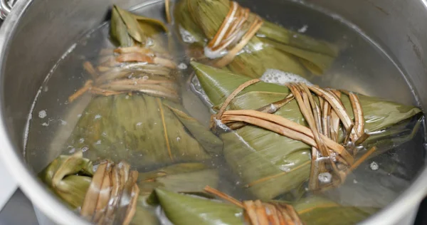 Boulette de riz cuire dans l'eau — Photo