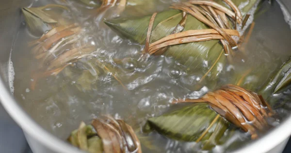 Arroz dumpling cocinero en agua prepararse para dragón barco festival — Foto de Stock