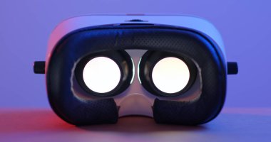 Sanal gerçeklik aygıtı aygıtın içinde video oynat