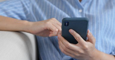 Akıllı telefonun kadın kullanımının yakın çekim
