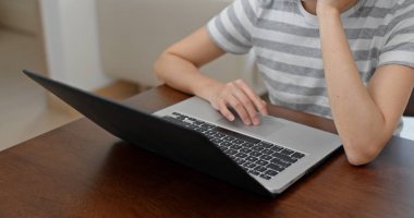 Kadınlar evde bilgisayarla çalışıyorlar.