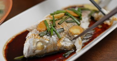 Evde buğulanmış balık var.