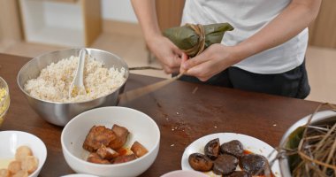 Evde buharda pişmiş pirinç köftesi yap.