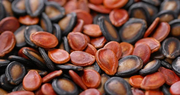 Pilha de mistura de semente de melão preto e vermelho para o ano novo lunar snac — Fotografia de Stock