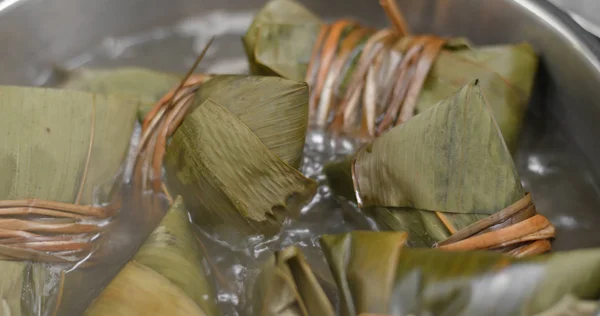Koka Med Bambu Klibbiga Ris Dumplings — Stockfoto
