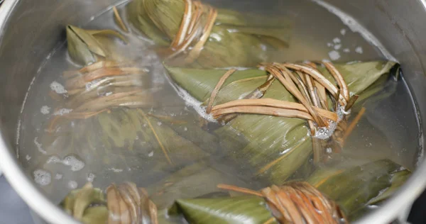 Rice Dumplings Koka Vatten Förbered För Dragon Boat Festival — Stockfoto