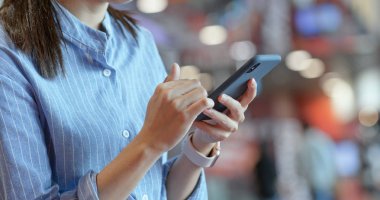 Alışveriş merkezinde kadın cep telefonu kullanımını kapat