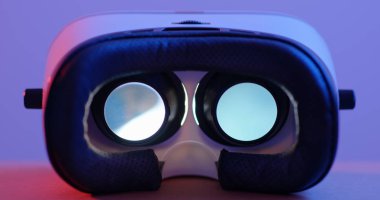 Sanal gerçeklik aygıtı aygıtın içinde video oynat