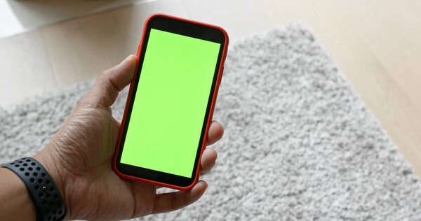 Мужчина держит с зеленым экраном на телефоне