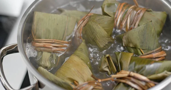 用饺子煮饭 — 图库照片