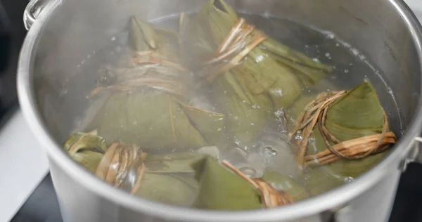 Boulette de riz cuire dans l'eau — Photo