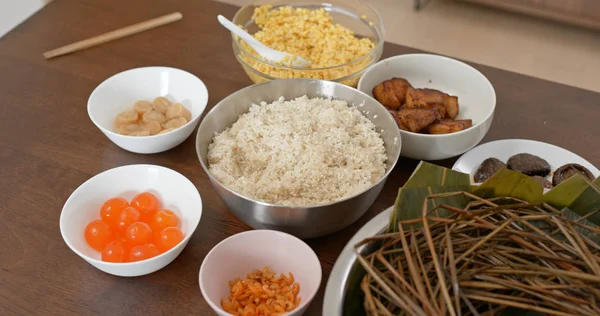 Coloque comida na mesa e prepare-se para fazer bolinho de arroz — Fotografia de Stock