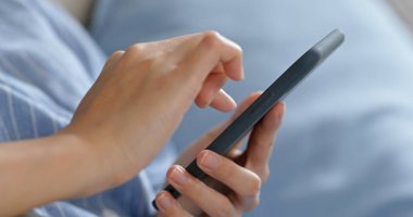 Evde kadın akıllı telefon kullanımı